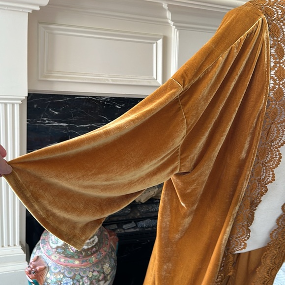 Glorious gold velvet “Rusty Dusty” kimono w/ lace trim. Worn once - Picture 3 of 7